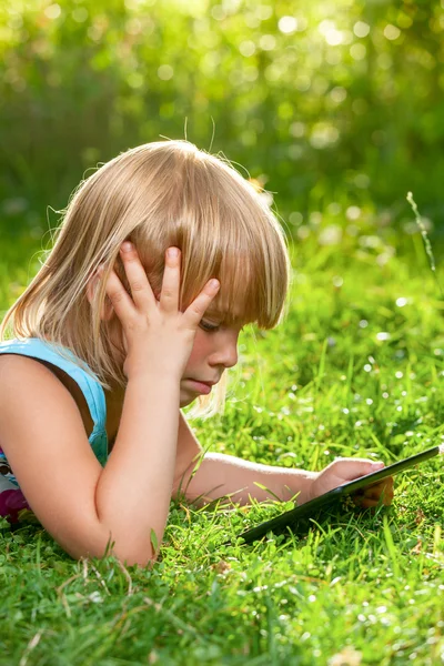 Enfant avec ordinateur tablette — Photo