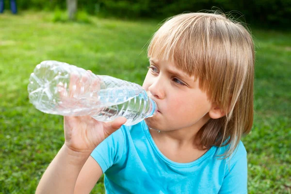 Child drinking water outdoor — Stock Photo, Image
