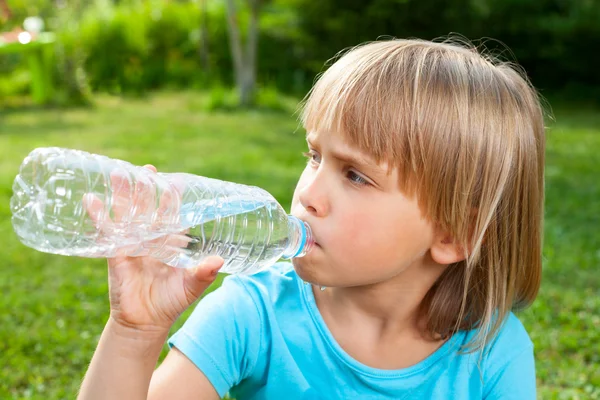 Dítě pitné vody venkovní — Stock fotografie
