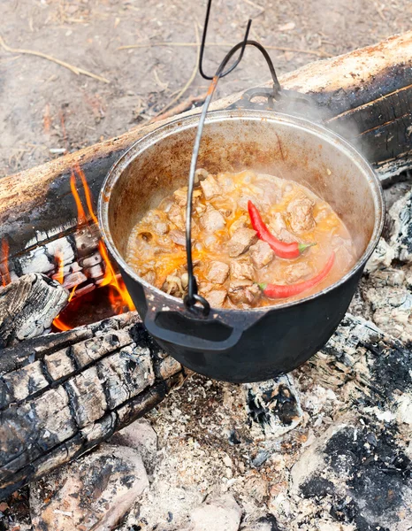 Koken goulash op open haard — Stockfoto