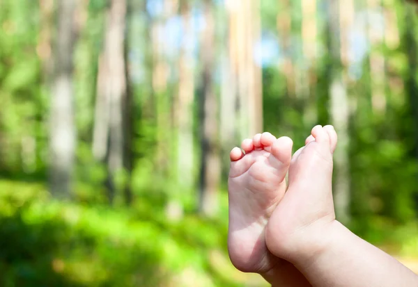 Pés do bebê ao ar livre — Fotografia de Stock