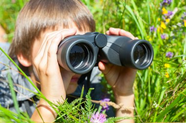 dürbün ile arayan çocuk