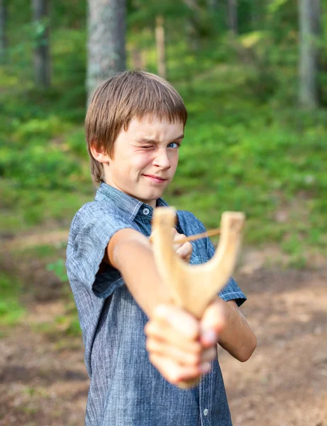 Kid with slingshot — Stock Photo, Image