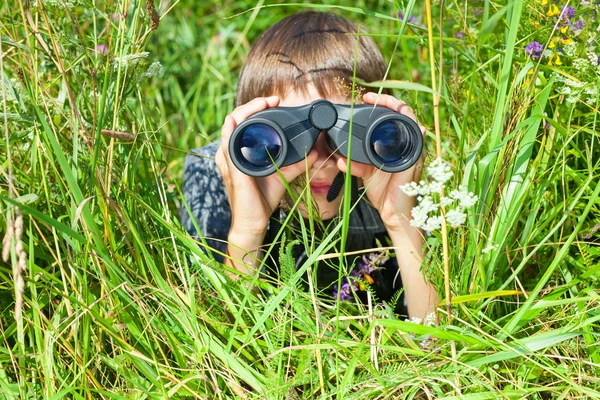 Child looking through binoculars — Stock Photo, Image