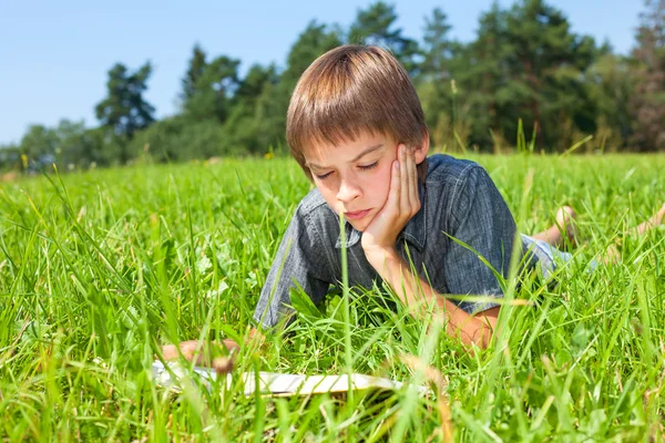 Παιδί ανάγνωση βιβλίο εξωτερική — Stock fotografie