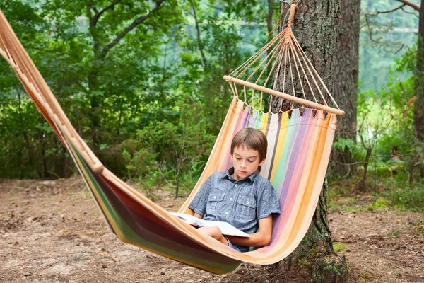 Livre de lecture d'enfant dans l'hamac — Photo