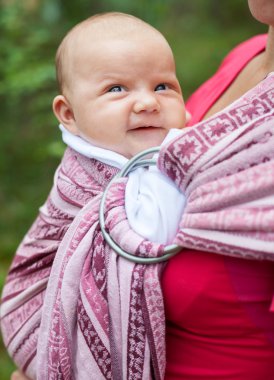 Askı içinde bebek kadınla