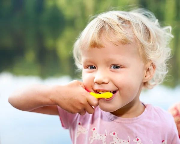 Petite fille brossant les dents — Photo