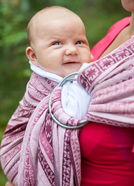 Donna con neonato in fionda — Foto Stock