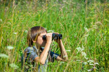 dürbün ile arayan çocuk