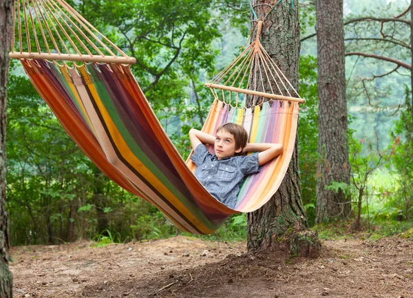 Bambino in amaca all'aperto — Foto Stock