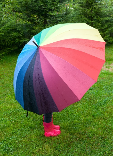 Çocuk renkli şemsiye ile — Stok fotoğraf