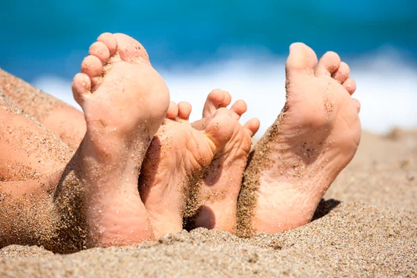 Moeder met dochter voeten op strand — Stockfoto