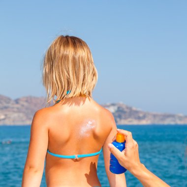 Anne applys güneş kremi kızı üzerine krem