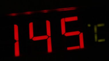 Kızıl basamaktan olan dijital termometre