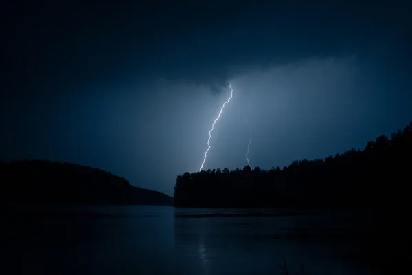 Lightning strike på sjön — Stockfoto