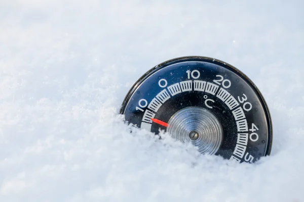 Termómetro en nieve — Foto de Stock