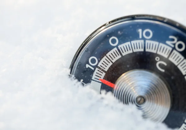 Термометр в снегу — стоковое фото