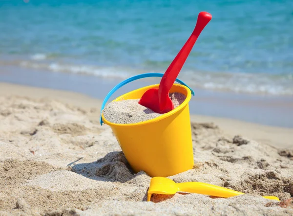 Cubo de playa con pala — Foto de Stock