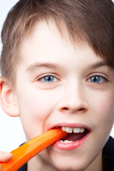 Child eats carrot — Stock Photo, Image