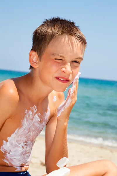 Pojke tillämpa solskyddsmedel — Stockfoto