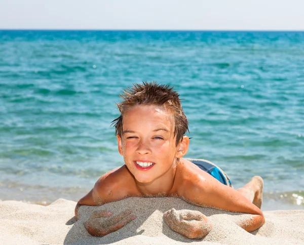 Joyeux garçon sur une plage — Photo