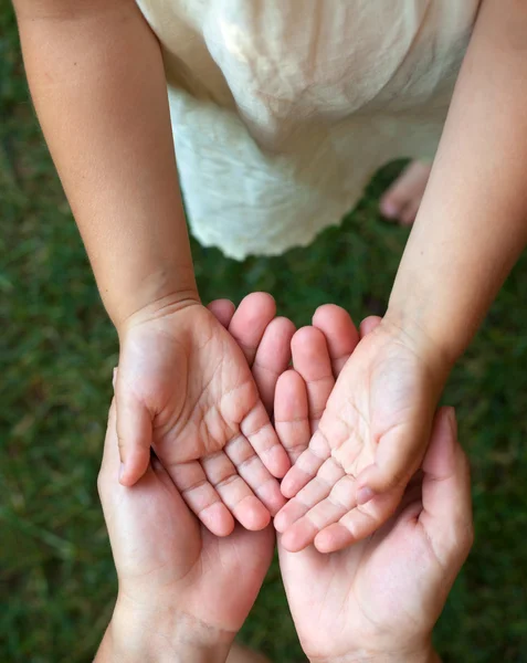 Child showing hands — Stock Photo, Image