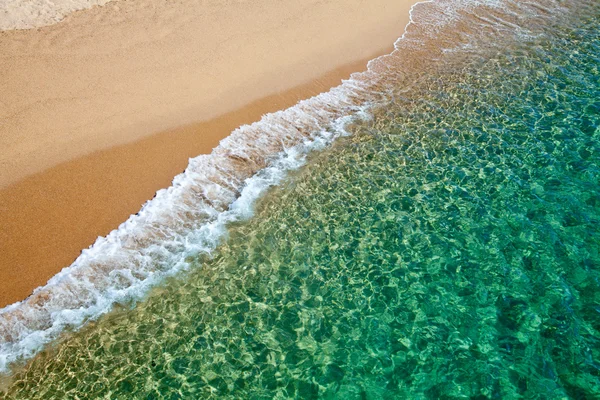 Eau turquoise claire de la mer sardinienne — Photo