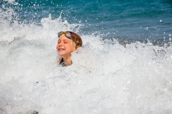 Niño jugando en el mar — Foto de Stock