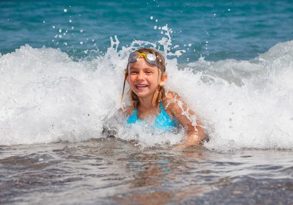 Niño jugando en el mar — Foto de Stock