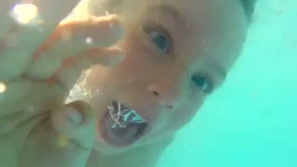 Bambino che nuota in piscina, rallentatore — Video Stock