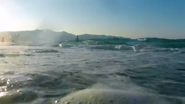 Vagues sur une plage au coucher du soleil — Video