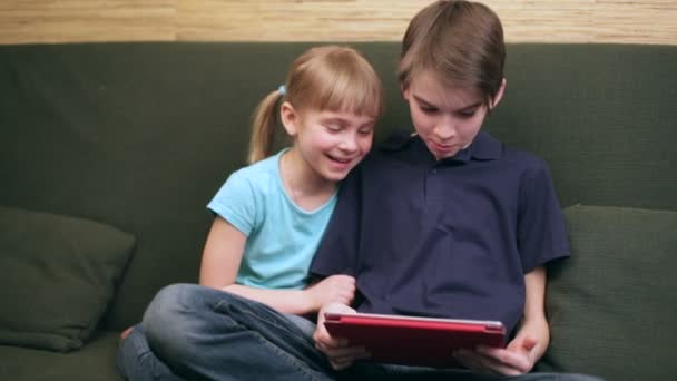 Братья и сестры с помощью планшетного компьютера — стоковое видео
