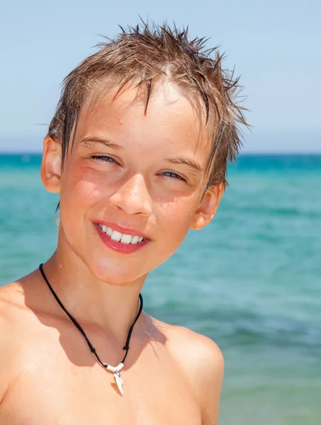 Garçon joyeux sur la plage — Photo