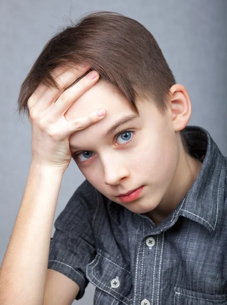 Upset boy holding head — Stock Photo, Image