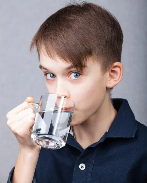 10 代の少年は、水を飲む — ストック写真