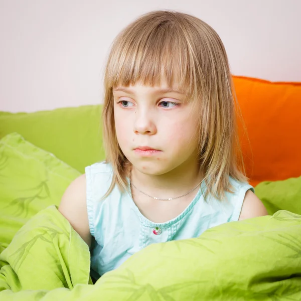 Porträt eines kleinen Mädchens mit Pocken — Stockfoto