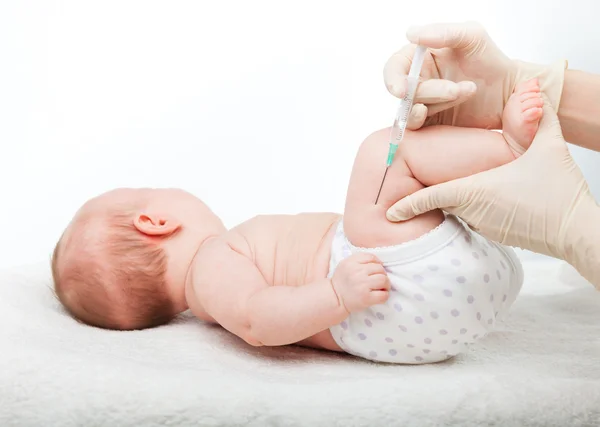 Infant gets an injection — Stock Photo, Image