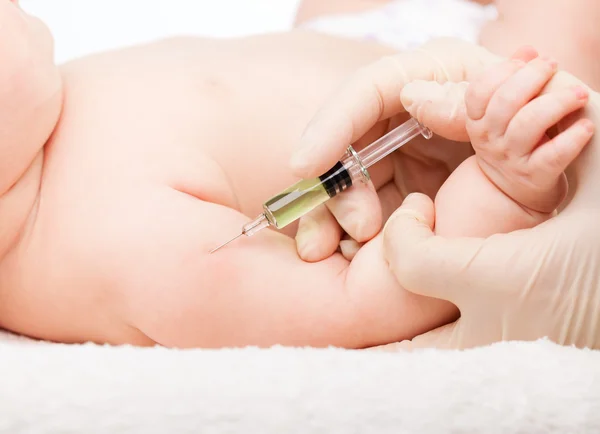 Bebek bir enjeksiyon alır