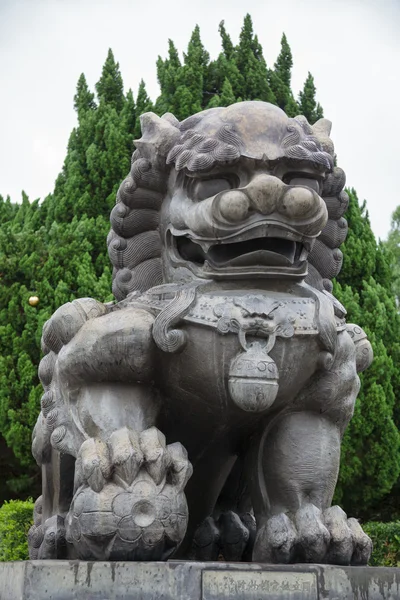 Статуя китайского льва-хранителя — стоковое фото