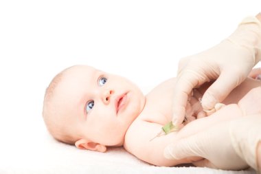 Çocuk doktoru veren bebek kız kas içi enjeksiyon