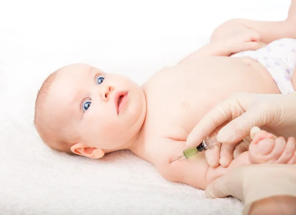 Pediatrician giving baby girl intramuscular injection — Stock Photo, Image