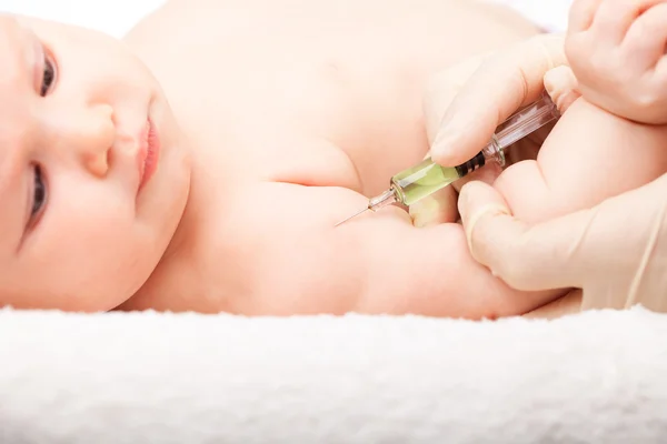 Pediatrician giving a baby girl  intramuscular injection — Stock Photo, Image