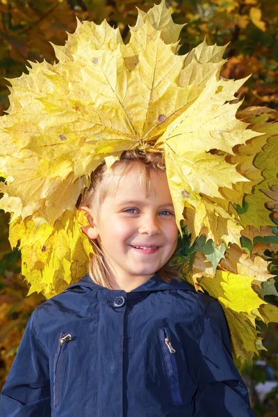 Chica con corona de hojas de otoño — Foto de Stock