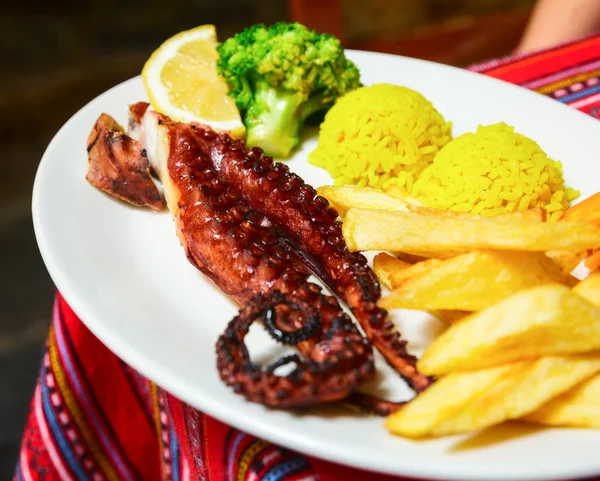 Pulpo a la parrilla en Creta — Foto de Stock