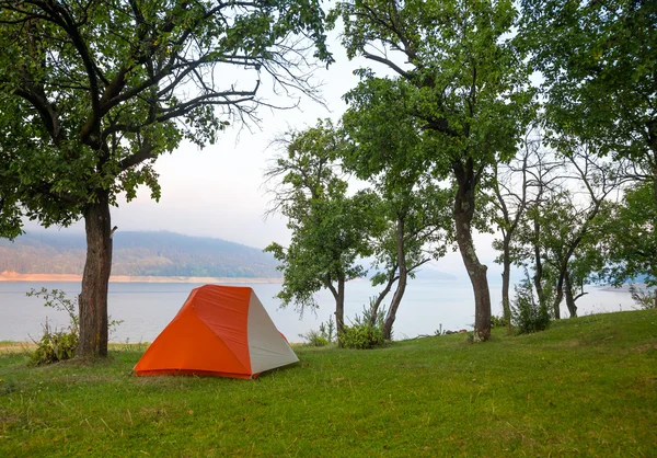 Nehrin kıyısında kamp — Stok fotoğraf