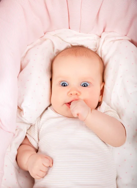 Verbaasd baby in een wandelwagen — Stockfoto