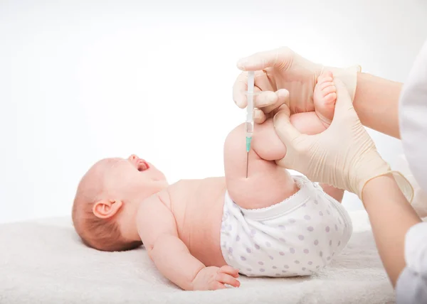 Infant gets an injection — Stock Photo, Image