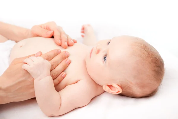 Massage poitrine bébé — Photo