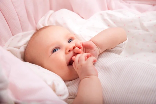 Bebé feliz en un moisés —  Fotos de Stock